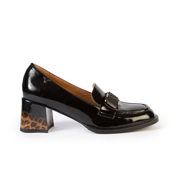 VERSACE 1969 Γόβα με μεσαίο, φαρδύ τακούνι και λεπτομέρεια λέοπαρ.